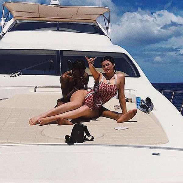 Kylie Jenner Cuddles With Travis Scott On Birthday Beach Getaway E Online Ca