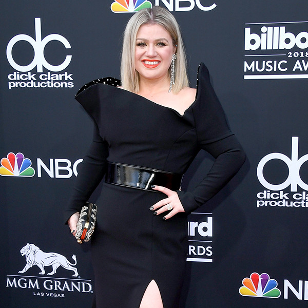 Kelly Clarkson Recalls Finally Meeting Steve Carell After 40-Year-Old ...