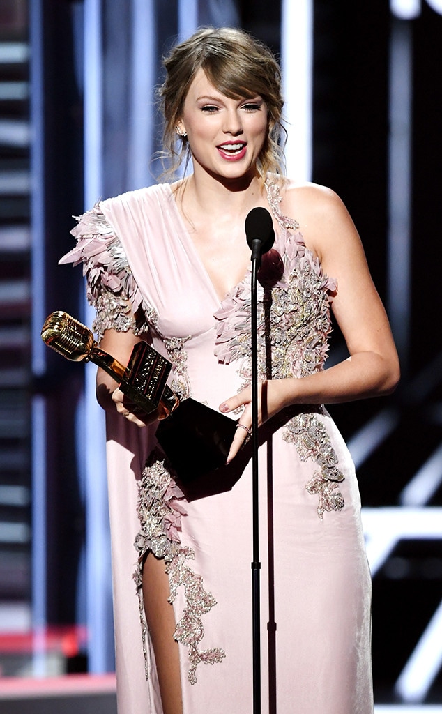 Every Time Taylor Swift Reigned Supreme At The Billboard Music Awards E Online Taylor Swift With Billboard Awards 2022