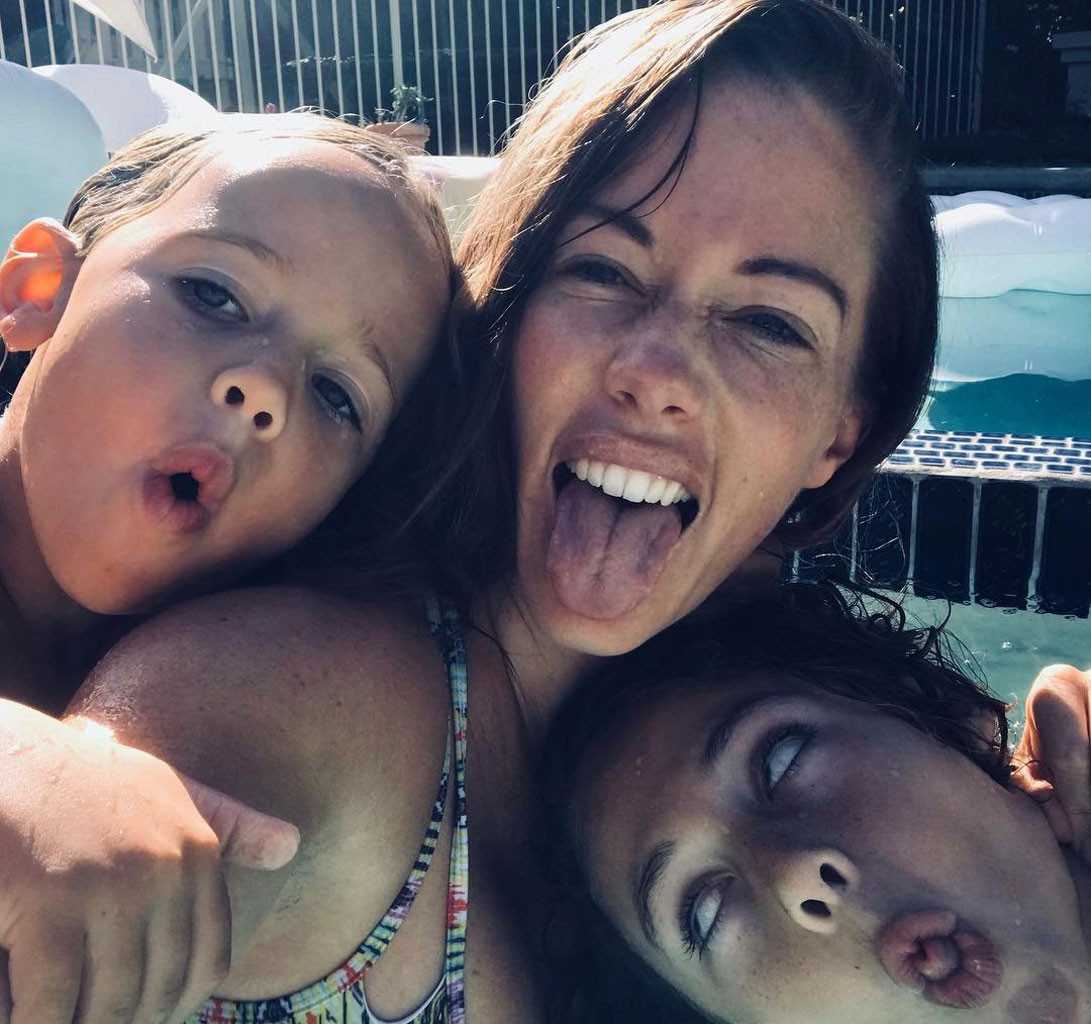 Kendra Wilkinson Packs Up Her Things Amid Divorce E Online