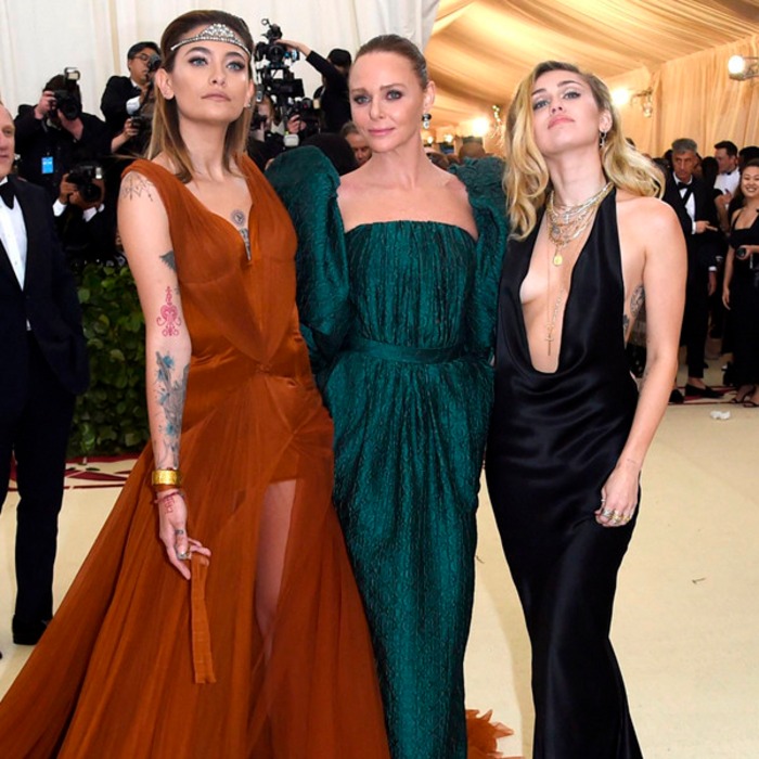 Paris Jackson And Miley Cyrus Hit The Red Carpet With Stella Mccartney E Online