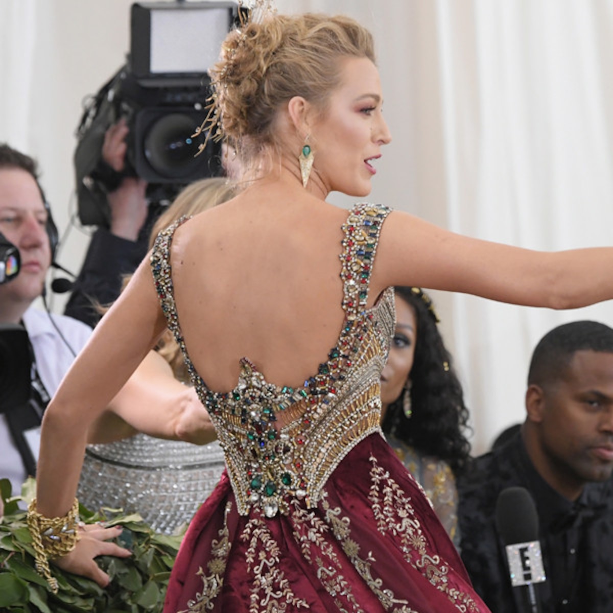 Blake Lively Telling Met Gala Photogs to ''Calm Down'' Is a Mood Blake Lively Telling Met Gala Photogs to ''Calm Down'' Is a Mood