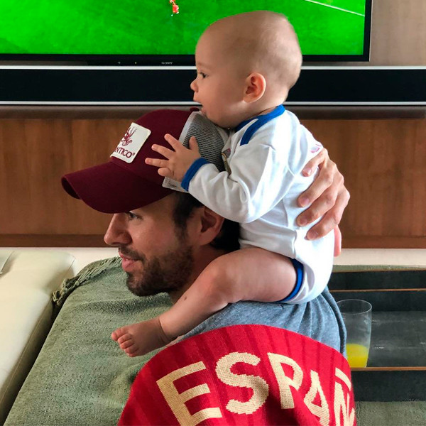 Enrique Iglesias & Anna Kournikova Watch the World Cup With Their Twins