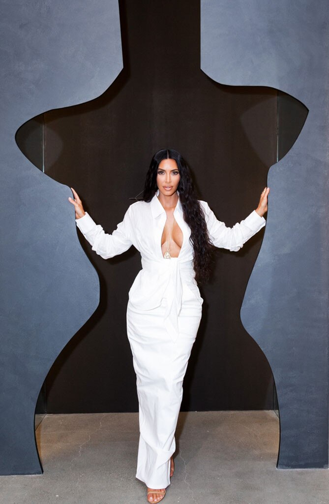 FOTO: Kim Kardashian & 'Kembarannya' Pose Bareng, Susah Dibedakan -  Kapanlagi.com