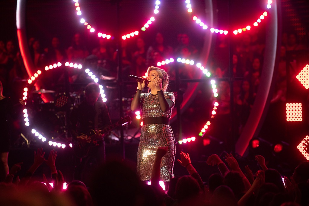 Kelly Clarkson, 2018 Radio Disney Music Awards, Stage