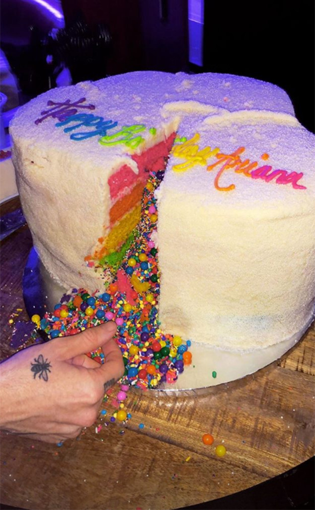 Tous Les Details Sur La Soiree Karaoke Pour L Anniversaire D Ariana Grande E Online France Tous Les Details Sur La Soiree Karaoke Pour L Anniversaire D Ariana Grande E Online France