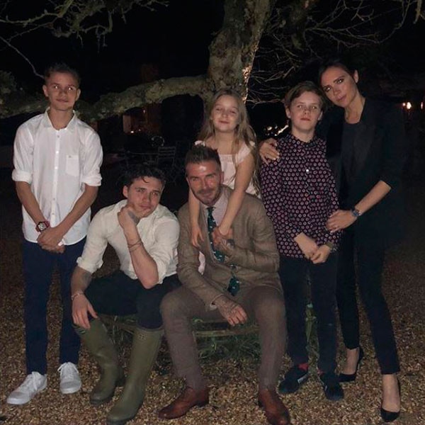 Victoria Beckham แบ่งปันสิ่งที่ "ประจบ" เกี่ยวกับแฟนของ Sons