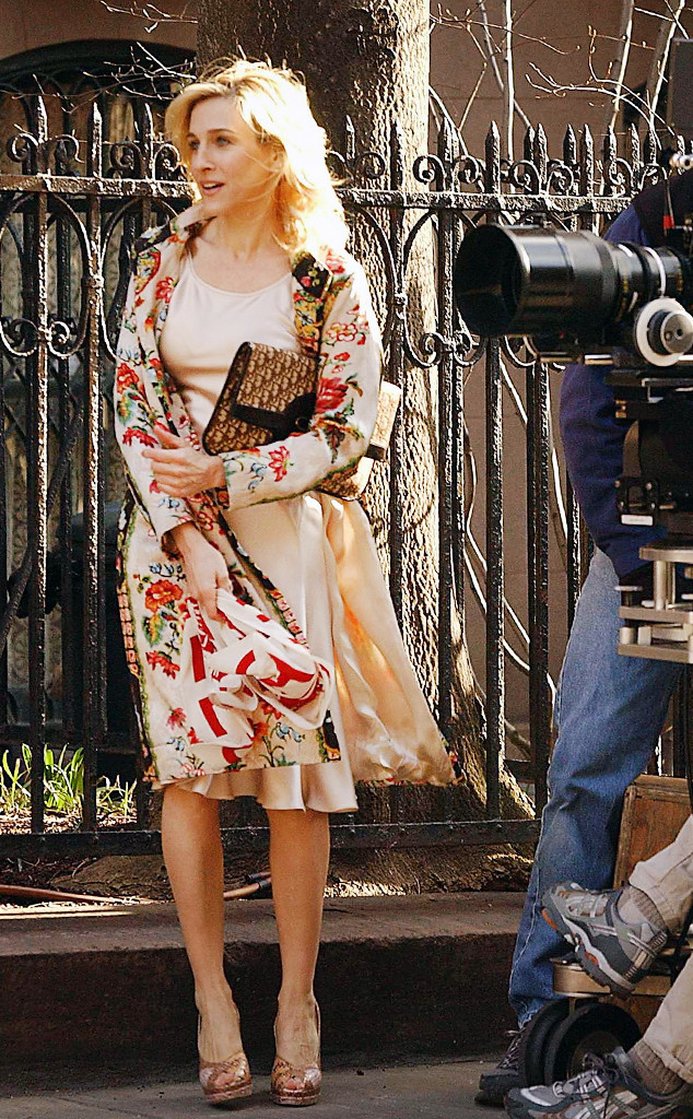 Gucci Bag Held By Sarah Jessica Parker As Carrie Bradshaw In Sex And The  City S04E11 Coulda, Woulda, Shoulda (2001)