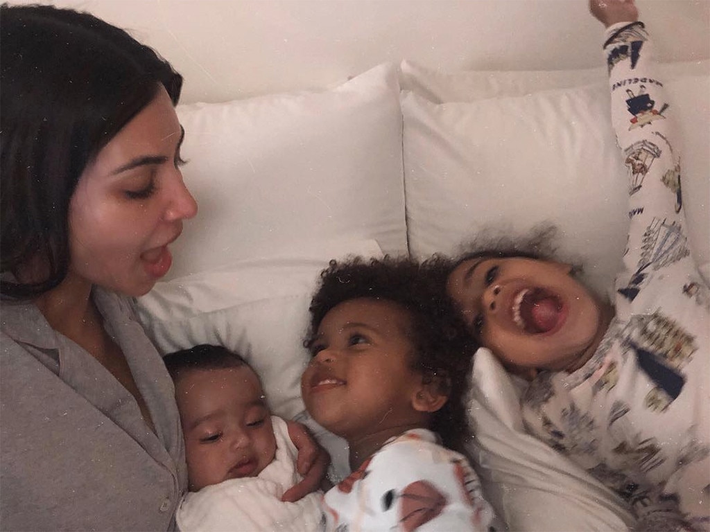 Kim Kardashian sagt, das mache Kids North und Saint Bond