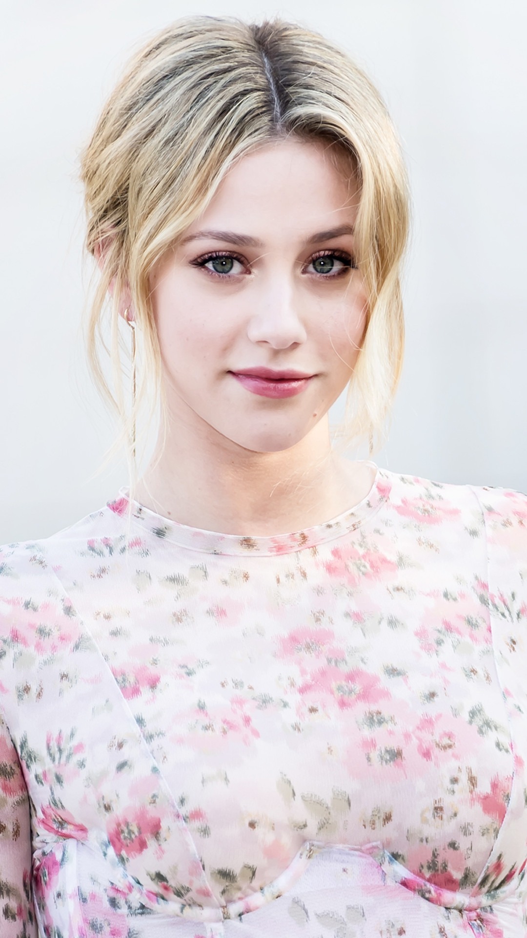 ESC: Lili Reinhart