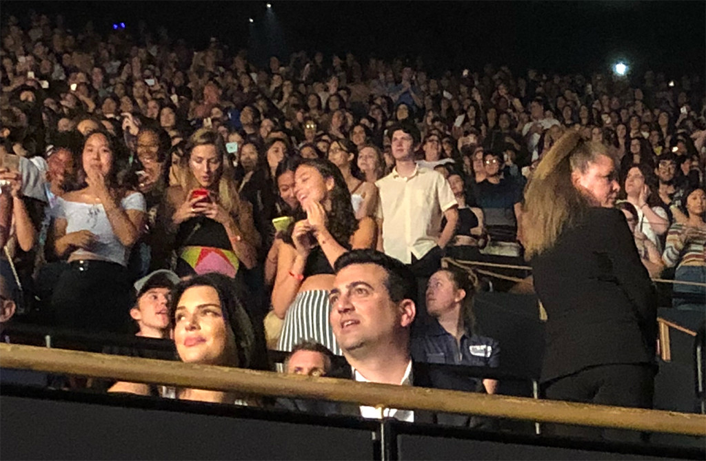 Kendall Jenner terlihat nonton konser terakhir Harry Styles (dok. E! News)