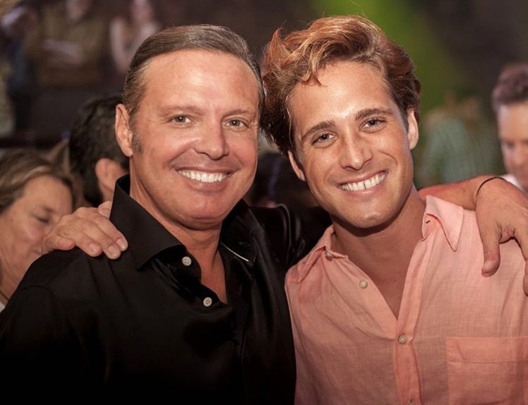 La primera imagen de la segunda temporada de Luis Miguel, la serie? - E! Online Latino - MX