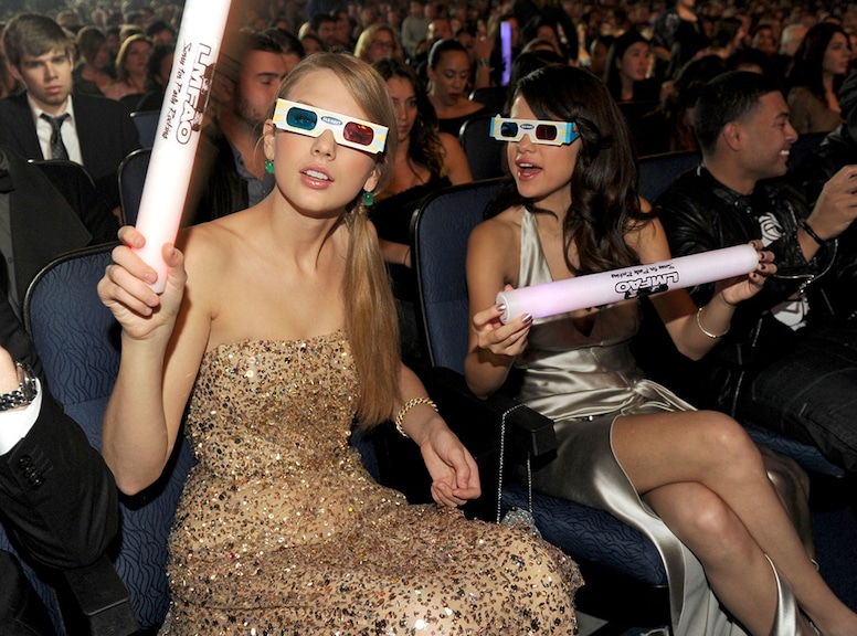 Taylor Swift, Selena Gomez, 2011 American Music Awards