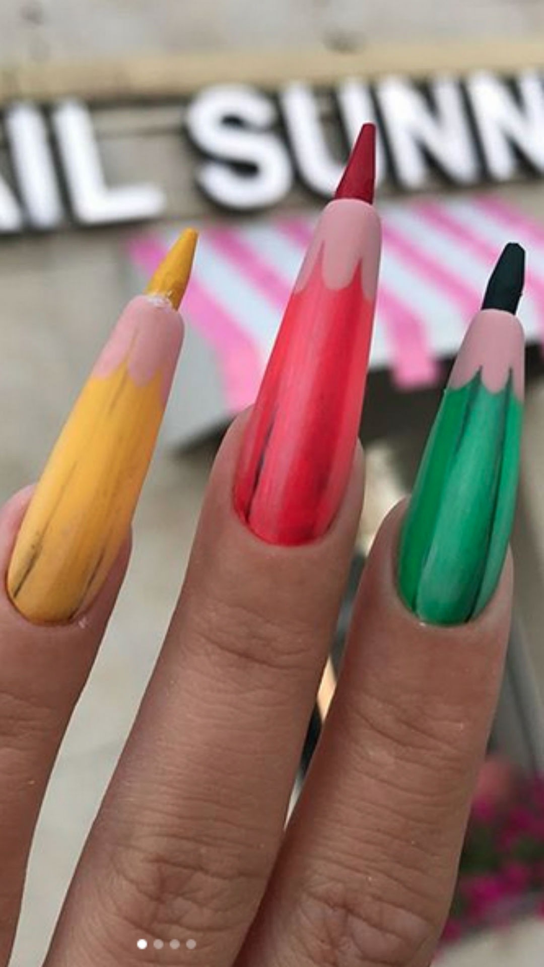 Nail Art Bizarra De Lapis De Cor Viraliza No Instagram E Online Brasil Nail Art Bizarra De Lapis De Cor Viraliza No Instagram E Online Brasil