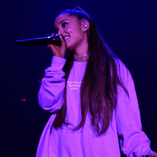 Ariana Grande And Pete Davidson Share Sweet Kiss Onstage E