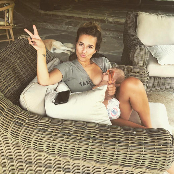 Jessie James Decker Holds A Glass Of Wine While Breastfeeding Son E Online