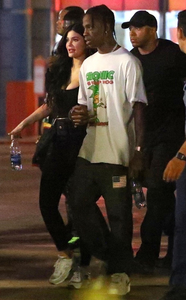 Travis Scott Shuts Down Six Flags For Listening Party With Kylie Fans E Online Travis Scott Shuts Down Six Flags For Listening Party With Kylie Fans E Online
