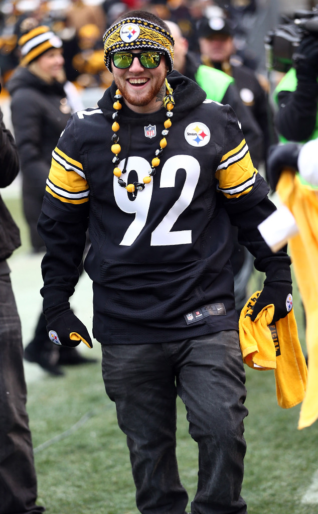 Steelers' James Conner Pays Tribute to Mac Miller at Game