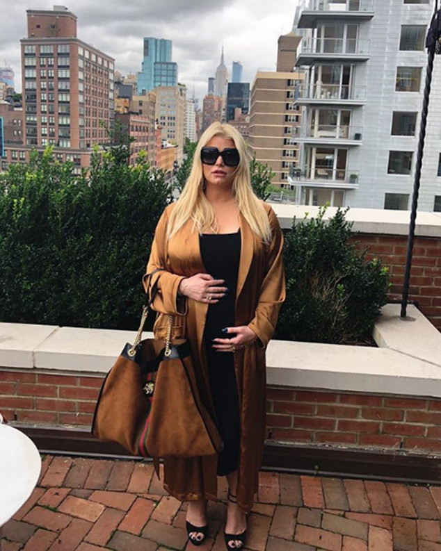 Jessica Simpson Gives Pregnancy Style New Meaning in Bikini & Shades