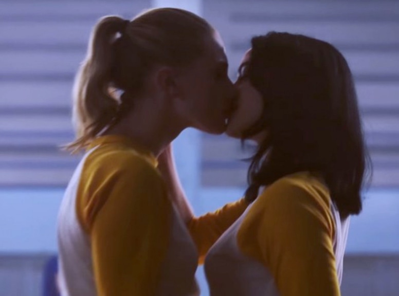 Riverdale Jughead And Betty First Kiss.