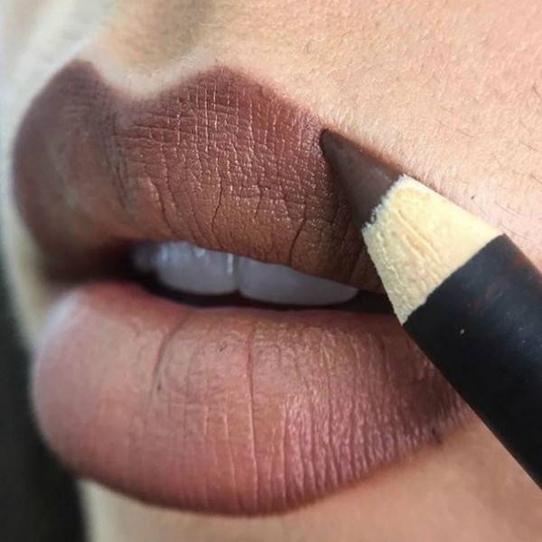 Modelo com pelos, MAC