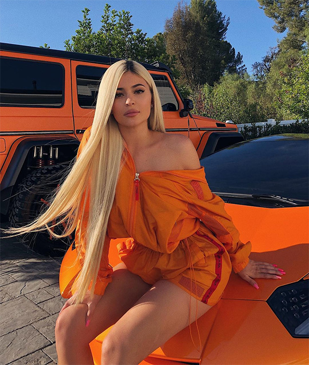 Kylie Jenner Se Inspira Em Kim Kardashian E Posa Com Carro Da Mesma Cor De Seu Look E Online 0474