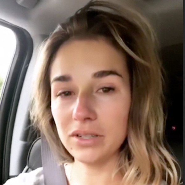 Jessie James Decker Breaks Down Over Leaving Her Kids for Work(02)