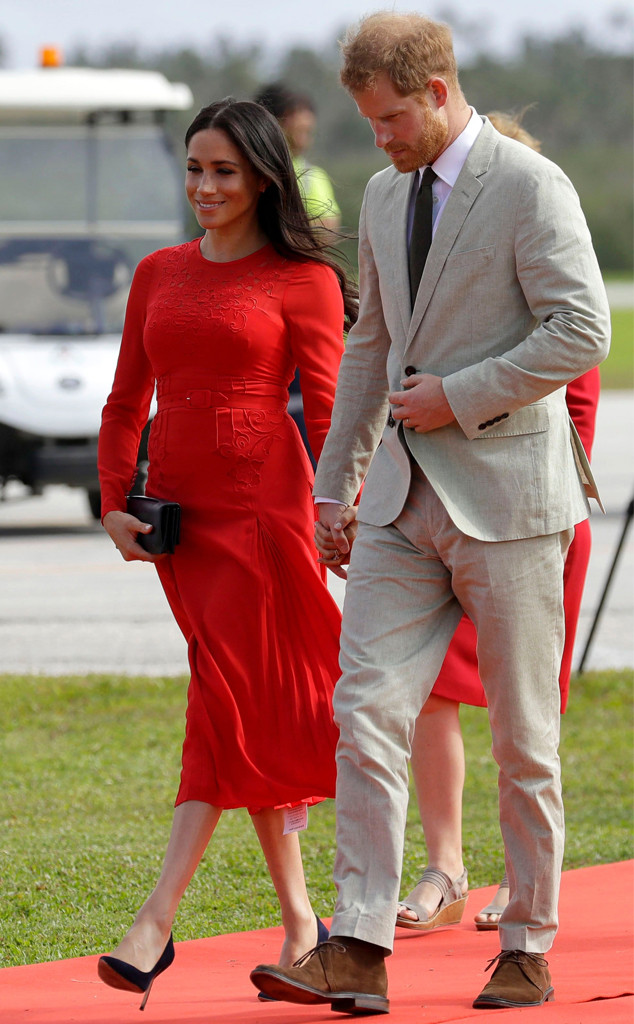 Fashion Faux Pas Meghan Markle Leaves The Tag On Her 500 Dress E Online