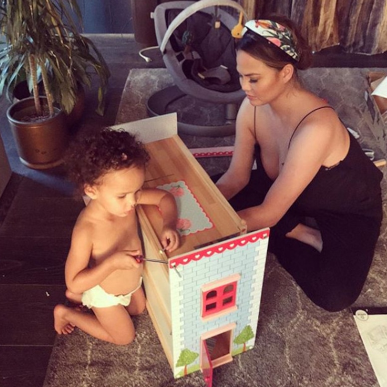 Chrissy Teigen, Luna