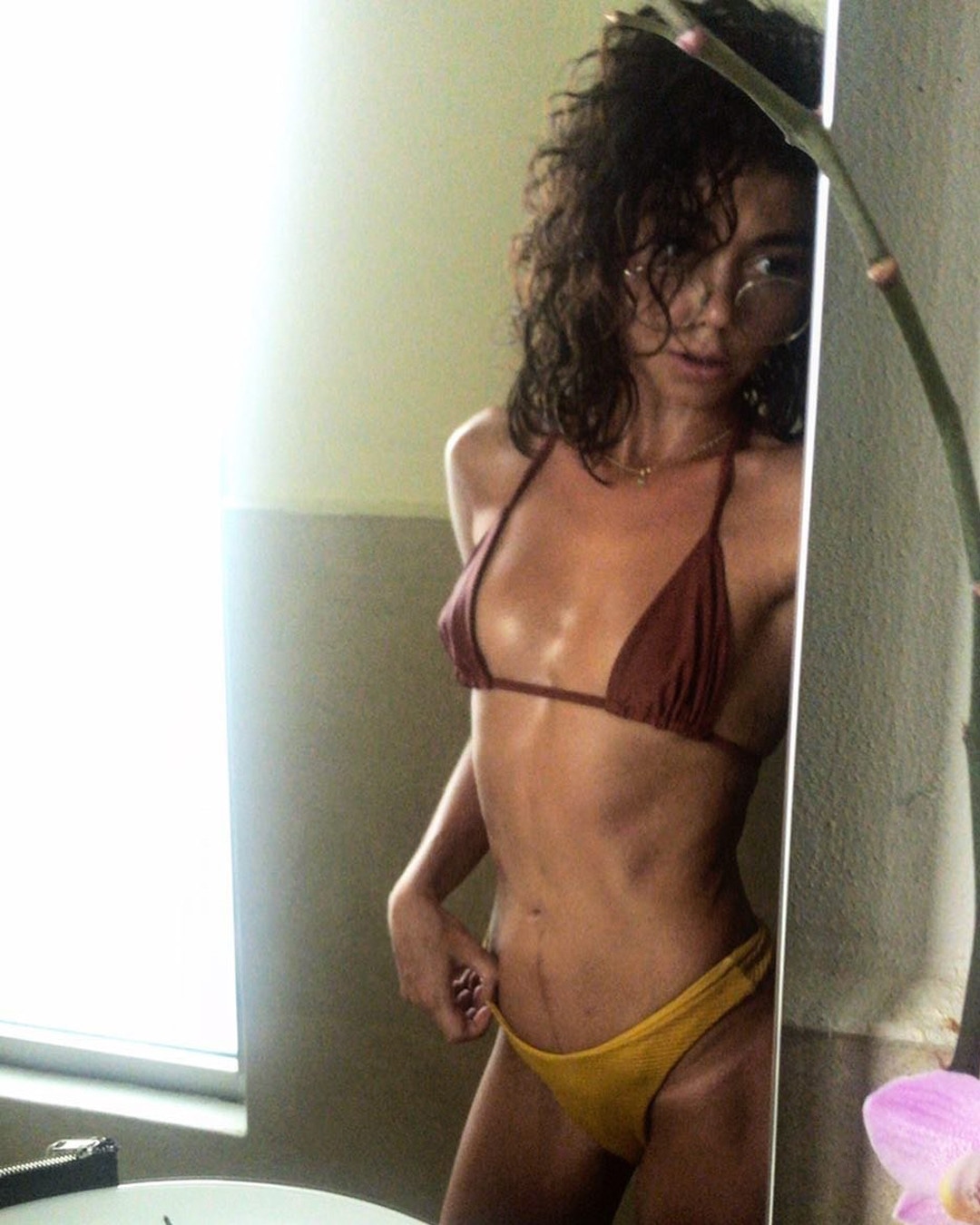 Sarah Hyland Sexy Pics Wells Adams Tells Sarah Hyland's Body-Shamer To "Eat S--t" - E! Online