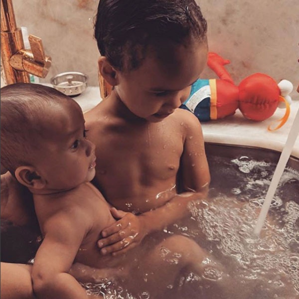 Luna Stephens, Miles Stephens, Chrissy Teigen, Bath Time