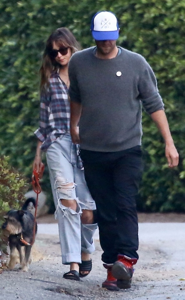 ทำไมคู่รักที่รู้จักกันมานาน Dakota Johnson และ Chris Martin ถึงมีความเป็นส่วนตัวมาก