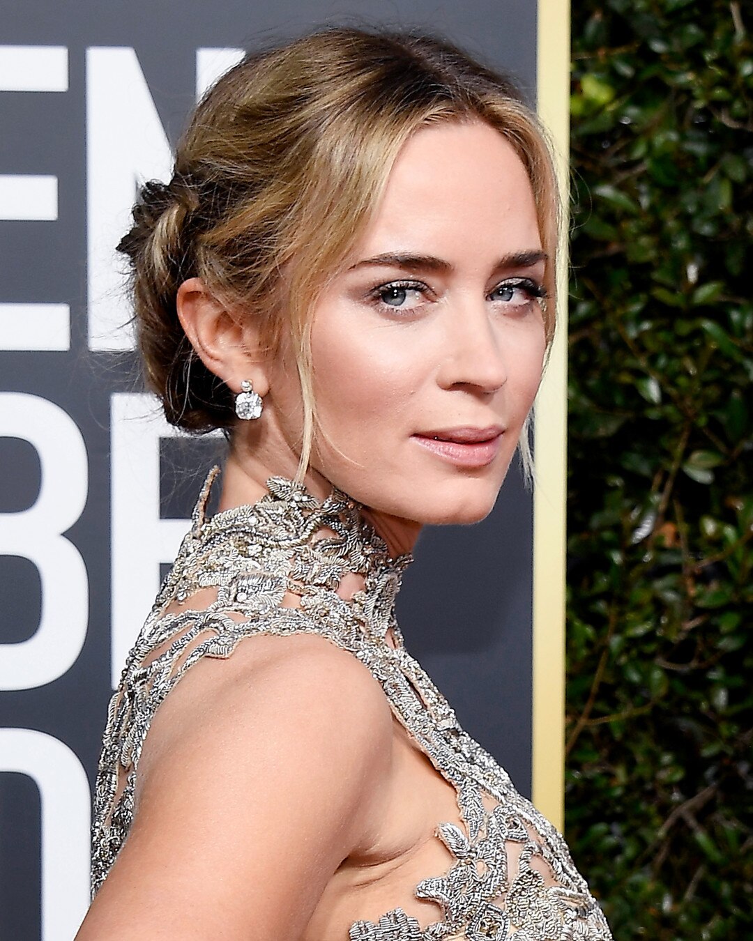 ESC: Golden Globes Beauty, Emily Blunt