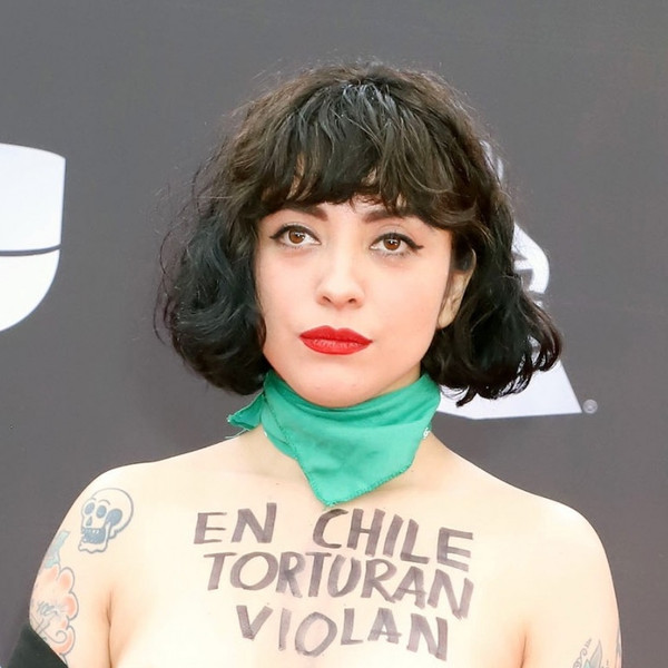 Mon Laferte Respondió Las Críticas Y Burlas Por Mostrar Sus Senos En Los Latin Grammys E News 