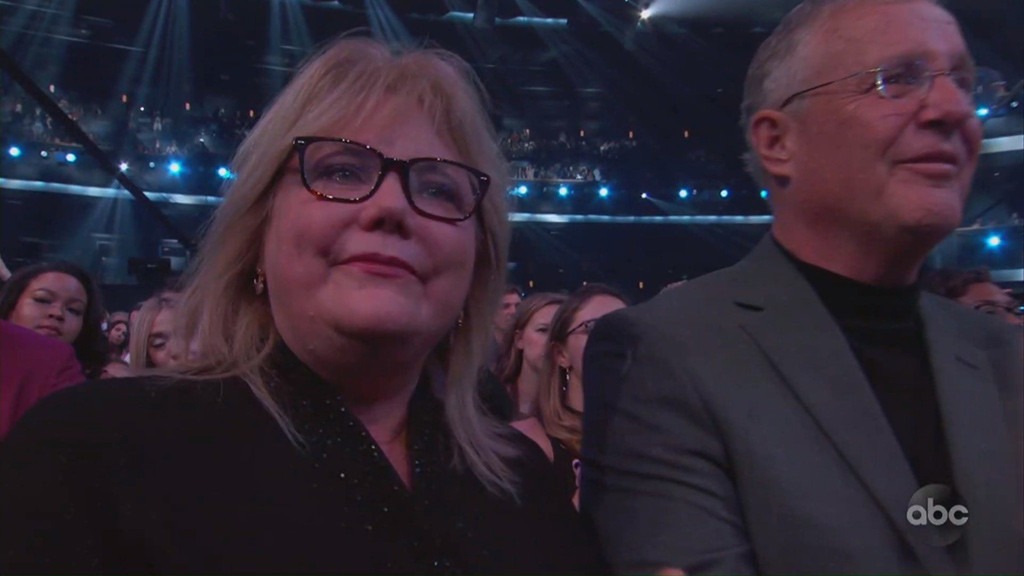 Taylor Swift Brings Her Mom To Tears During 2019 Amas Speech