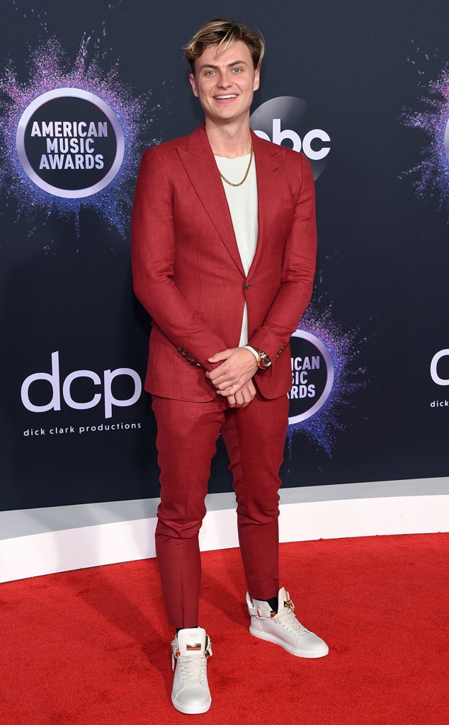Carter Sharer from American Music Awards 2019 Red Carpet Fashion E! News