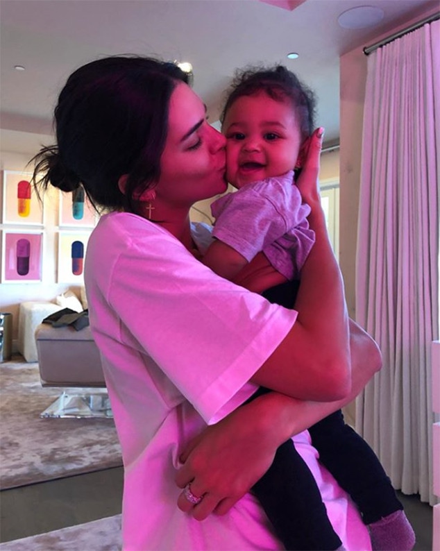 Kendall Jenner comenta gravidez de Kylie e crush de Stormi por