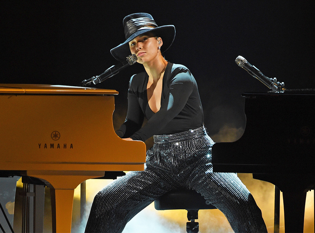 Alicia Keys Covers ''Killing Me Softly'' and Other Hits at Grammys