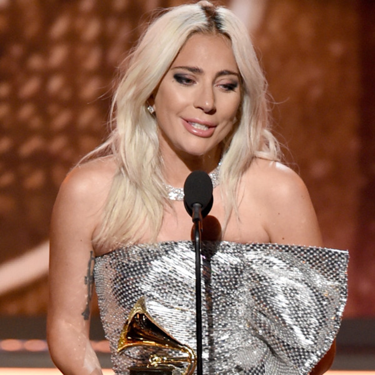 Lady Gaga dio una poderosa declaración sobre salud mental en el escenario  de los Grammys 2019 - E! Online Latino - MX