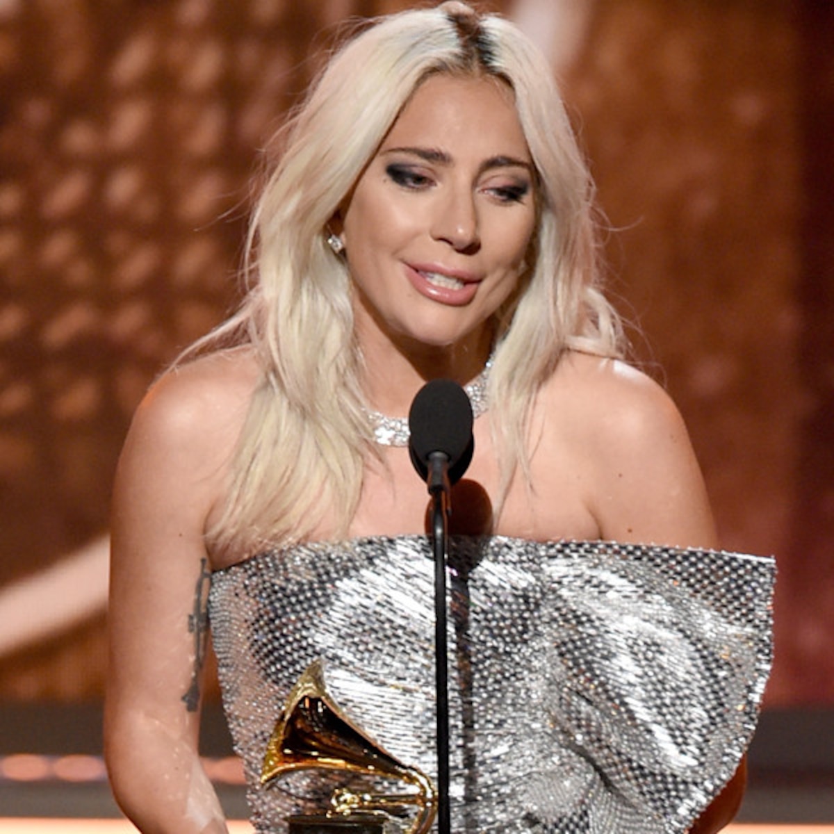 Lady Gaga dio una poderosa declaración sobre salud mental en el escenario de los Grammys 2019 - E! Online Latino - MX