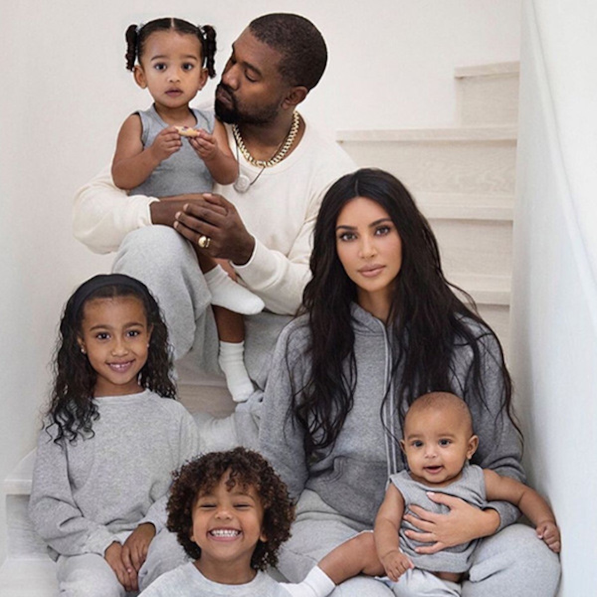 Kim kardashian with husband and children के लिए इमेज नतीजे