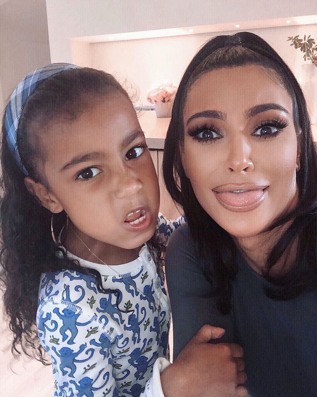 North West brinca que a mãe Kim Kardashian não cozinha há 2 anos