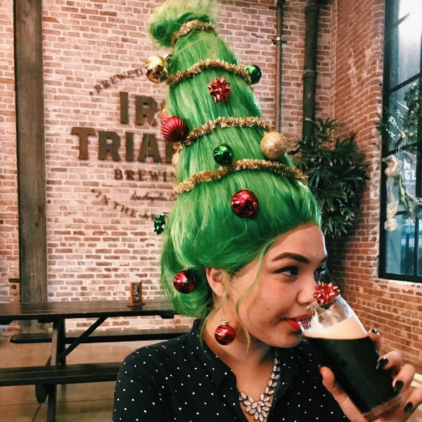 Conheça a tendência do penteado de árvore de Natal - E! Online Brasil