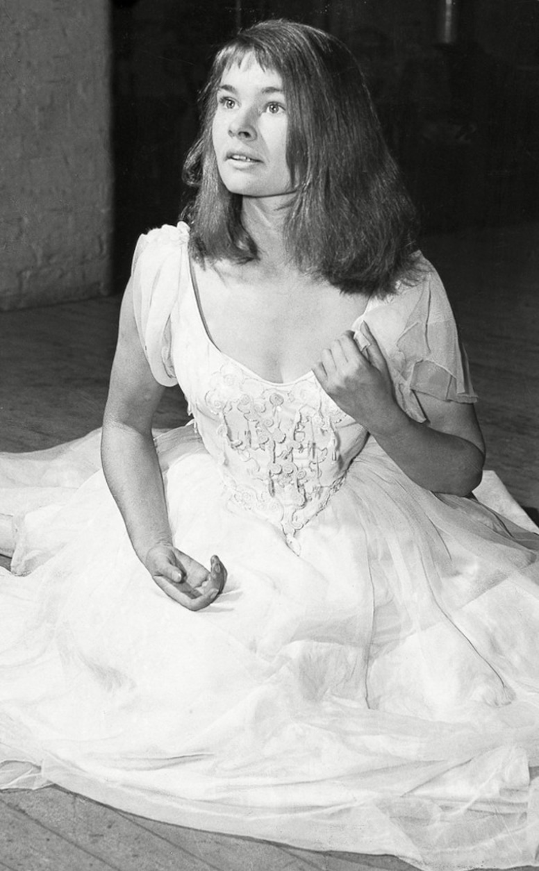 Judi Dench movies - Hamlet Stage - 1957