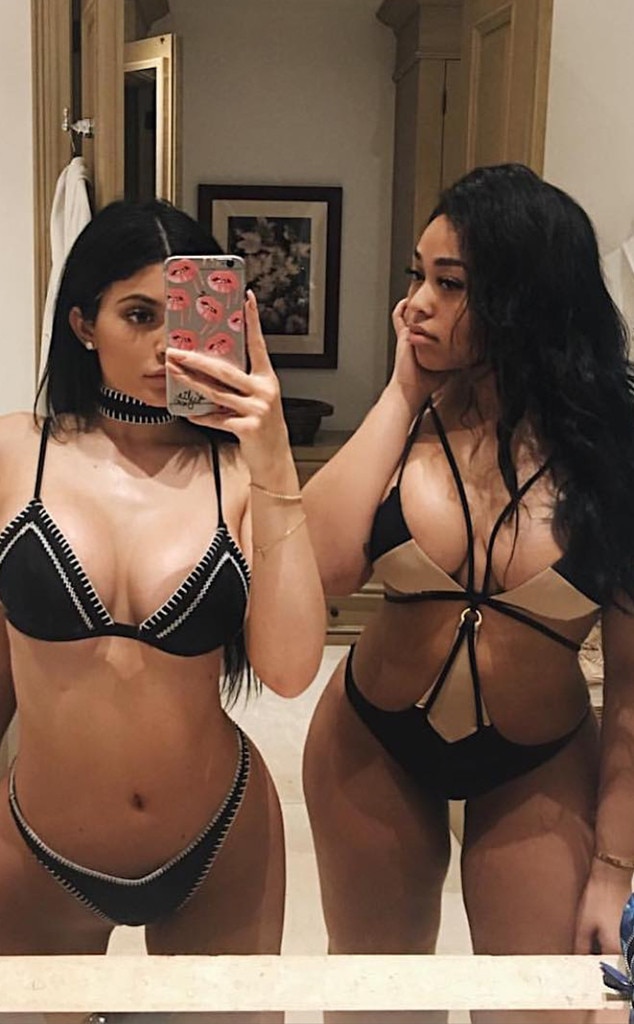 Kylie Jenner가 "핫"한 Jordyn Woods에 대한 메시지를 공유합니다.