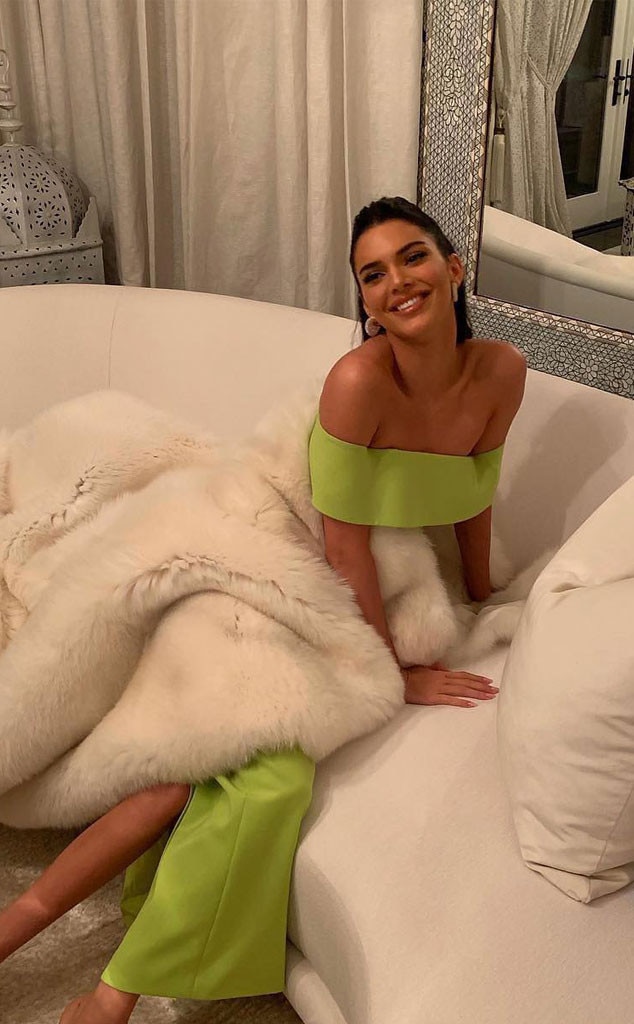 Kendall Jenner comparte un vistazo al pastel de cumpleaños "Las brujas no envejecen"