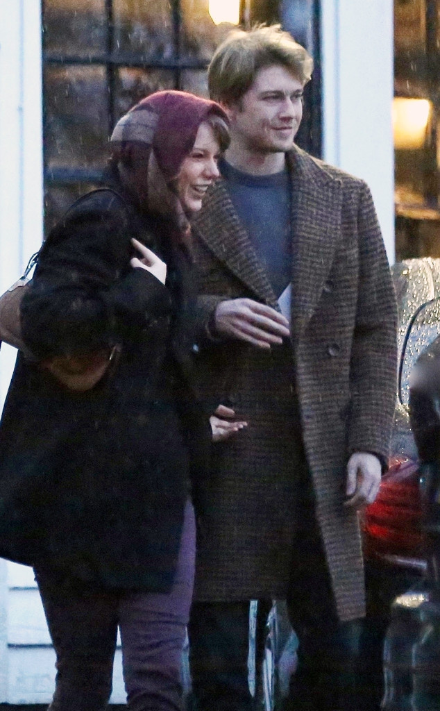 Taylor Swift And Joe Alwyn Enjoy Lovely Evening Out At British Pub
