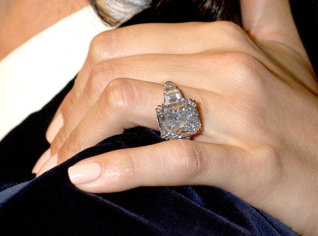 Vea cada uno de los 6 anillos de compromiso de Jennifer Lopez