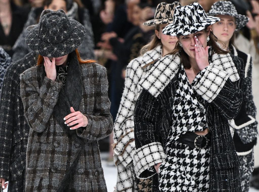 stoeprand werper spek Chanel Show Draws Tears on the Runway After Karl Lagerfeld's Death - E!  Online