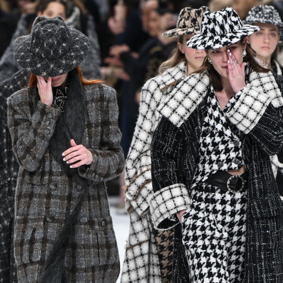 smeren onkruid stropdas Chanel Show Draws Tears on the Runway After Karl Lagerfeld's Death - E!  Online